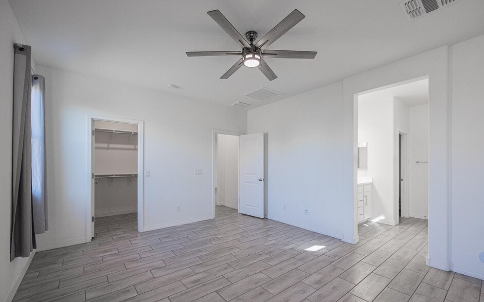 Building Photo - 5726 S 30th Gln
