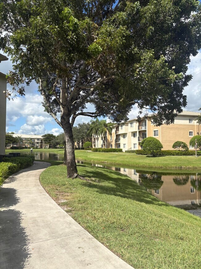 Building Photo - 900 Crestwood Ct S