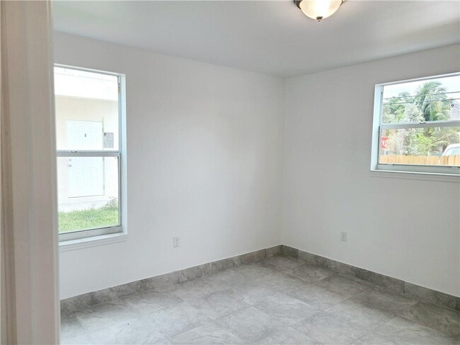 Building Photo - 2326 Taft St