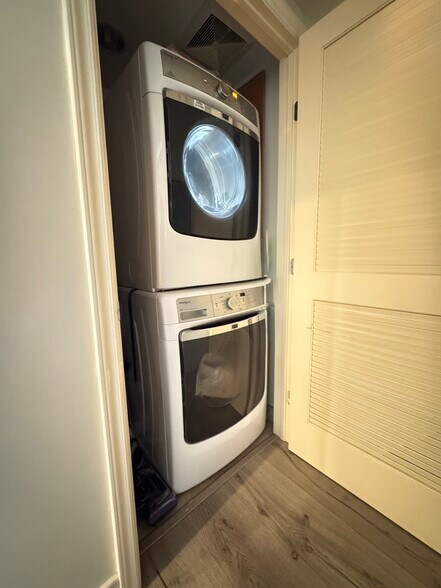 Building Photo - 2101 S Beverly Glen Blvd