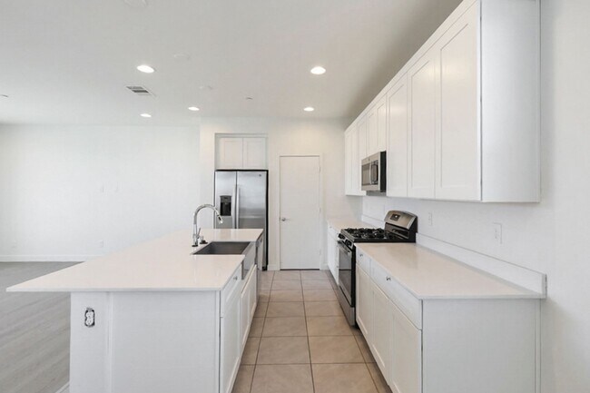 Building Photo - Summerlin Beauty With Bed and Bath On 1st Floor