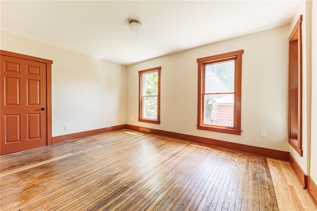 Building Photo - 266 Lyndhurst St