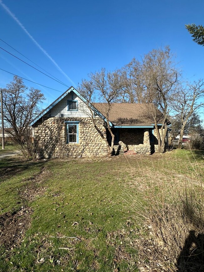 Primary Photo - Quaint home with unique charm!