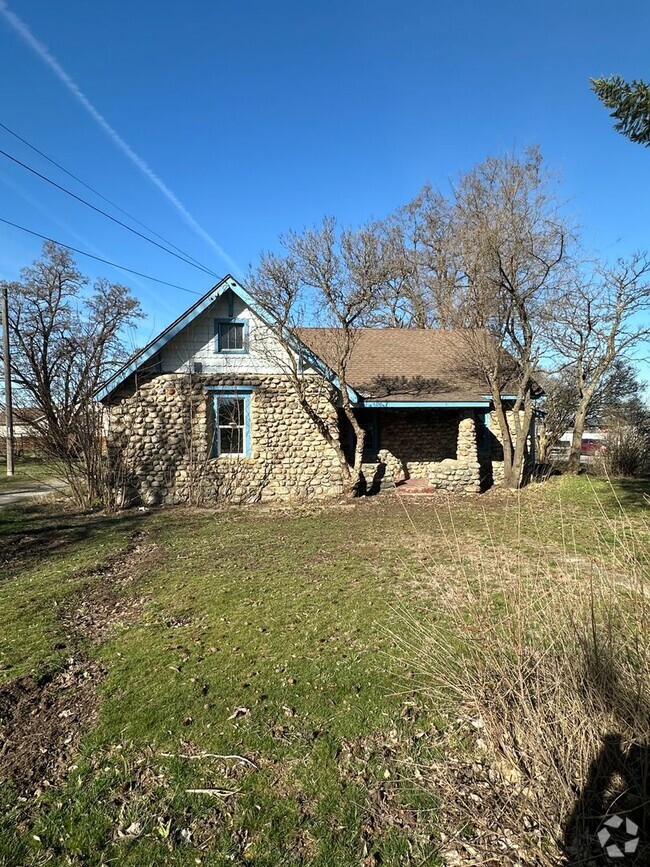 Building Photo - Quaint home with unique charm!