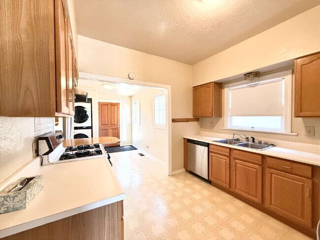 Building Photo - Charming 3-Bedroom Home with Yard – Conven...