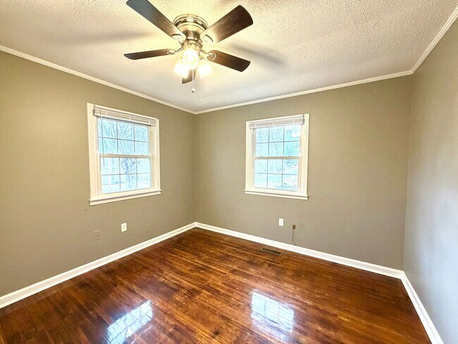 Building Photo - 838 Potters Ln