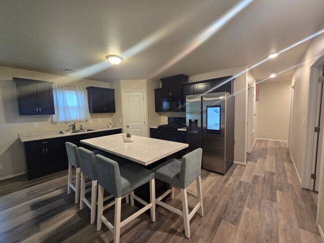 Building Photo - Modern comfort meets convenience in this b...