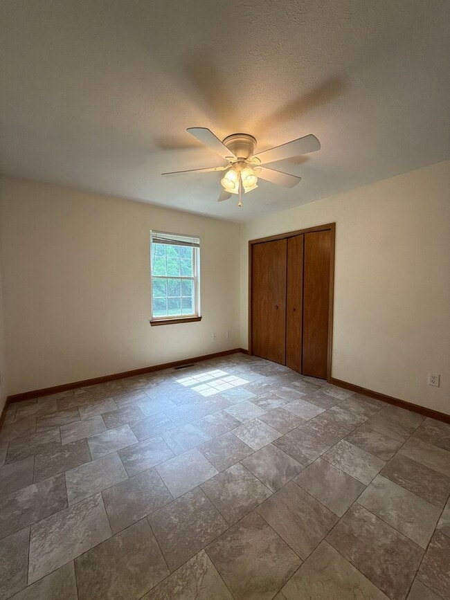 Building Photo - 819 Colonial Manor Dr
