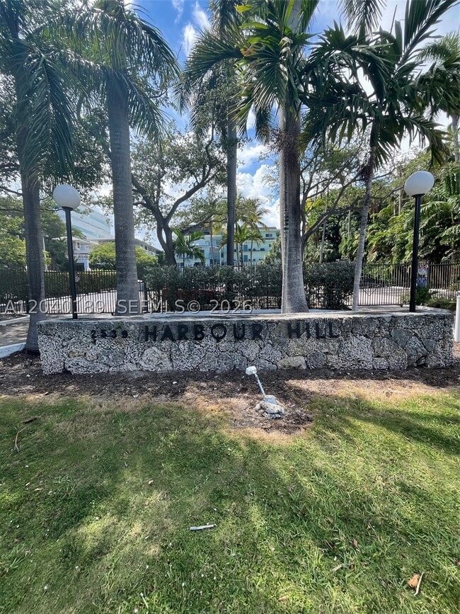 Building Photo - 2539 S Bayshore Dr