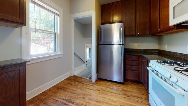 Building Photo - 4 bed 2 bath house !