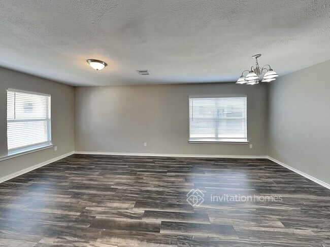 Building Photo - 12002 Peachtree Ln