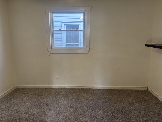 Building Photo - 527 9th St SW