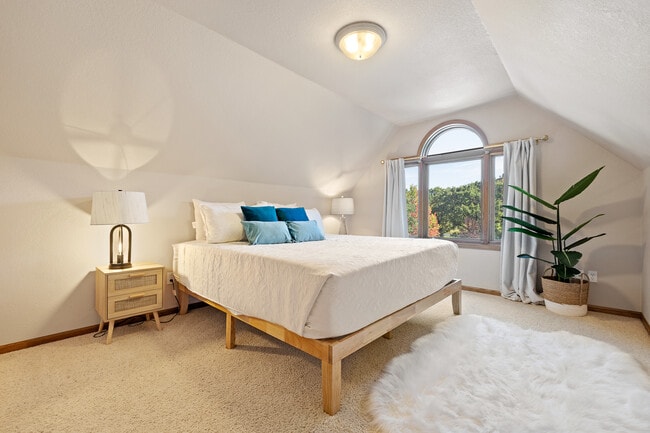 Building Photo - 23679 Dogleg Dr