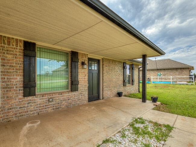 Building Photo - 2202 Buchanan Dr