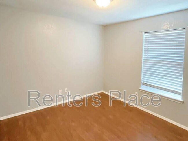 Building Photo - 1001 SW 101st St