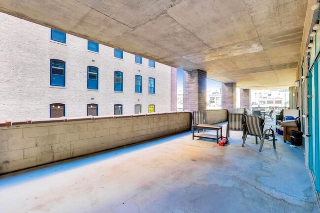 Building Photo - 910 W Madison St