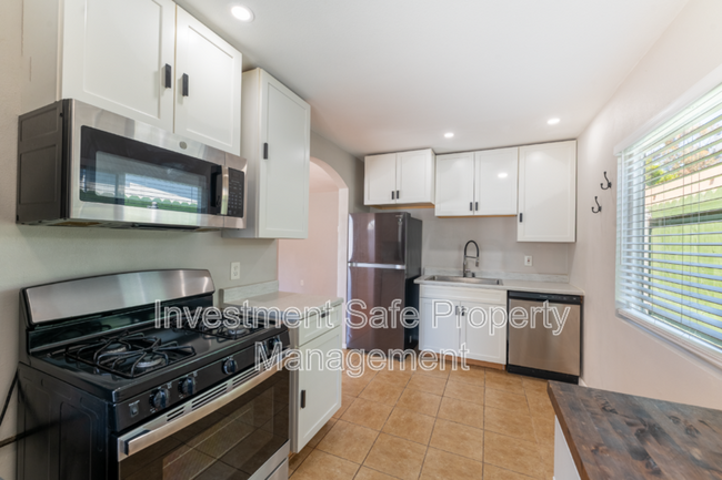 Building Photo - 821 39th St
