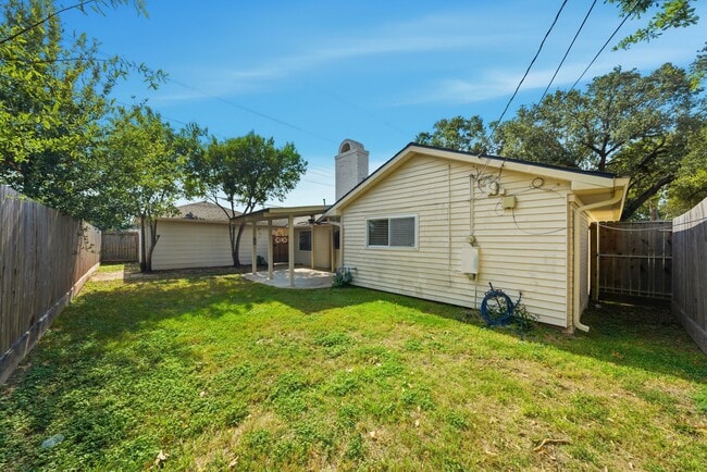 Building Photo - 2502 Hollow Hook Rd