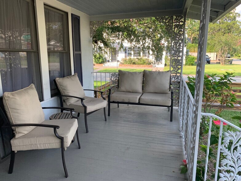 Building Photo - 1039 Riviera St