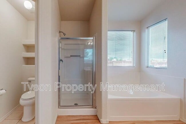 Building Photo - 633 Valley Meadows Dr