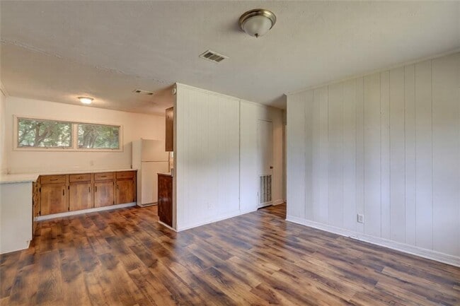 Building Photo - 2423 Thrasher Ave