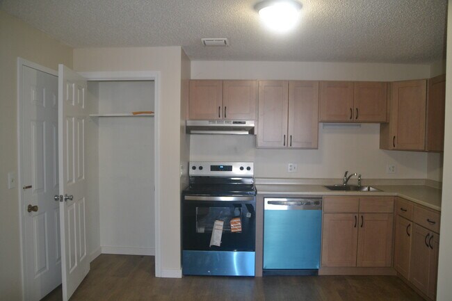 Building Photo - 12 St James Pl