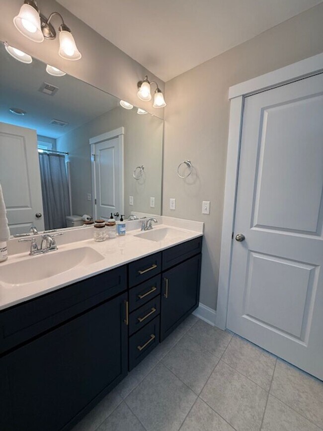 Building Photo - Quaint Neighborhood Living: Spacious 3 Bed...