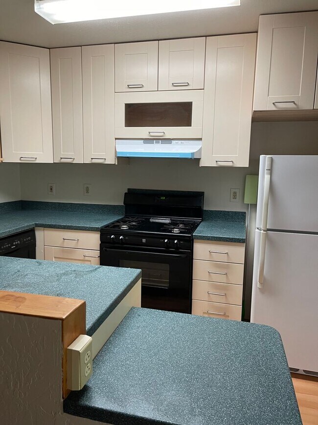 Building Photo - Epic REA: Cozy 2BR Near UC Davis w/ Garage...