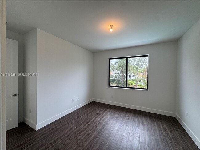 Building Photo - 19670 NE 14th Ct