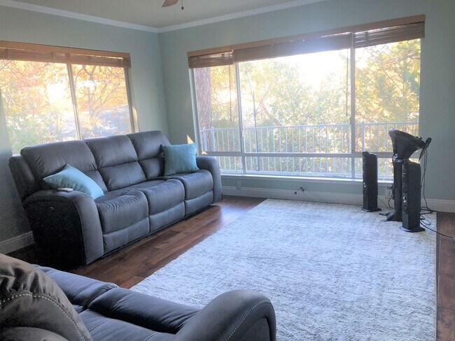 Building Photo - Lake Front Furnished Home, 3 bed, 4 bath i...