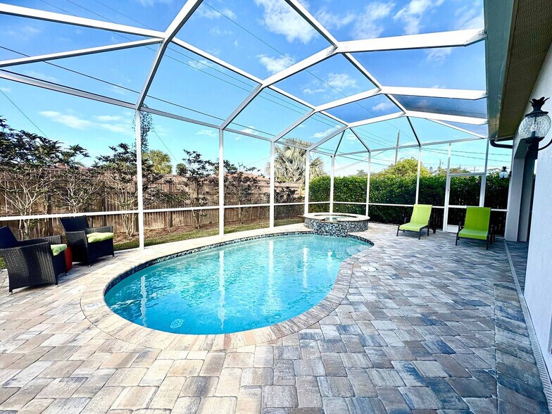 Building Photo - 715 102nd Ave N