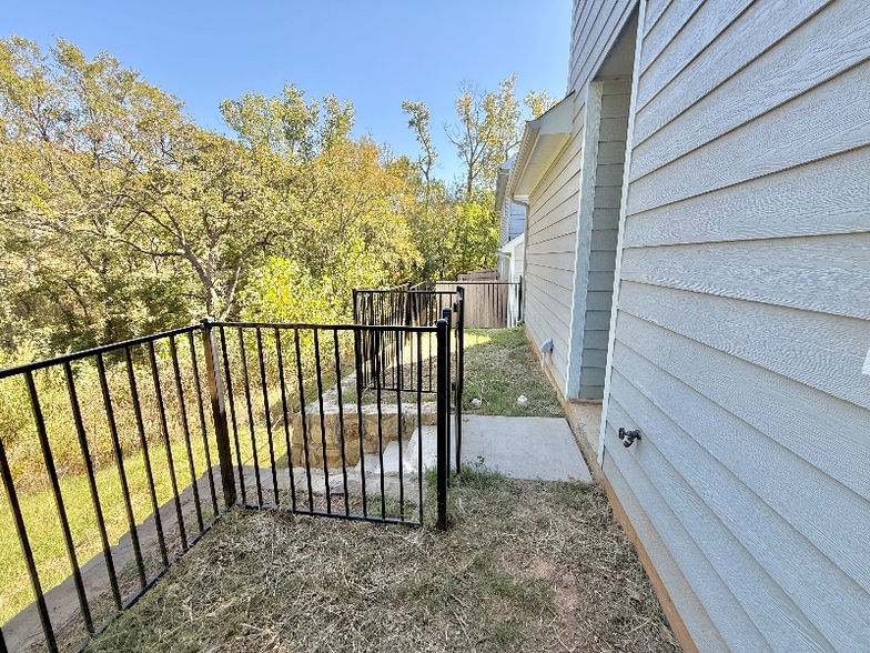 Building Photo - 988 S 6th Ave