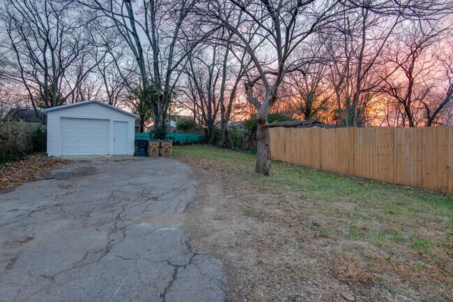 Building Photo - 410 E Trinity Ln