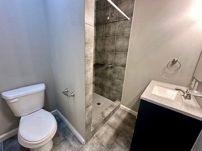 Building Photo - 3 Bedroom and 2 Bathroom Home in Shawnee