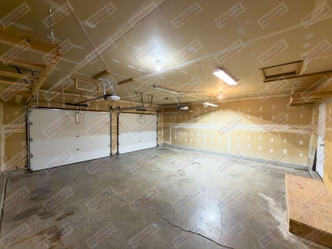 Building Photo - Single family home with a garage