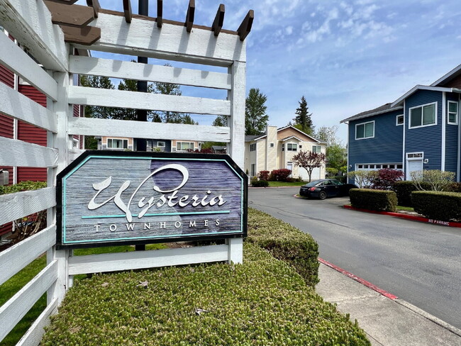 Building Photo - Move-In Ready Puyallup Townhome – Central Location, Easy Commute