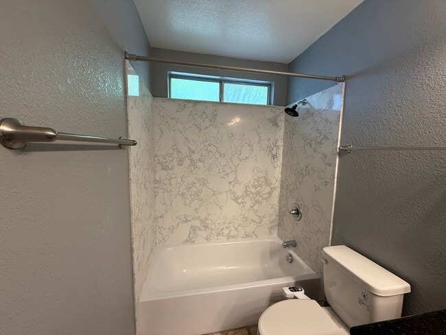 Building Photo - Parkview condo close to shopping & freeway access!