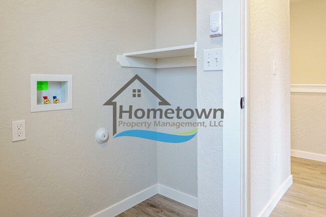 Building Photo - 3 Bedroom Home with 1.5 Bathrooms and an A...