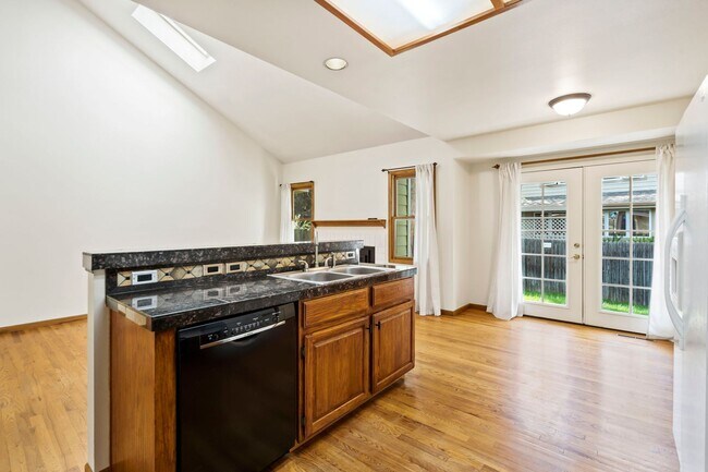 Building Photo - Spacious Home in a Great Location!