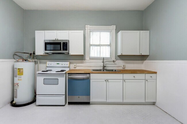 Building Photo - Renovated Two Bedroom Aprtment