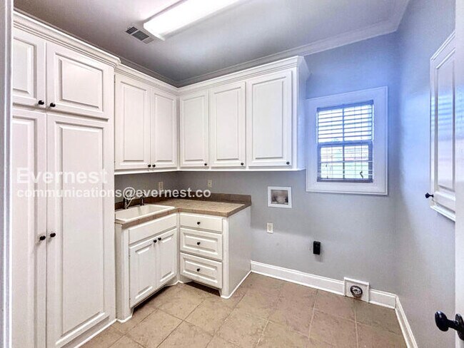 Building Photo - 4-Bedroom Home with Garage / Available Now!