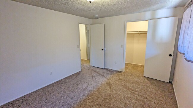 Building Photo - 2 bedroom 1 bath duplex