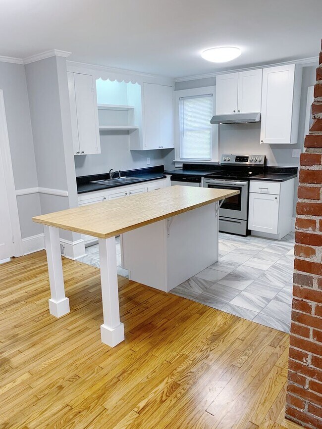 Building Photo - 3 Bed 2 Baths Grid home with fenced backya...