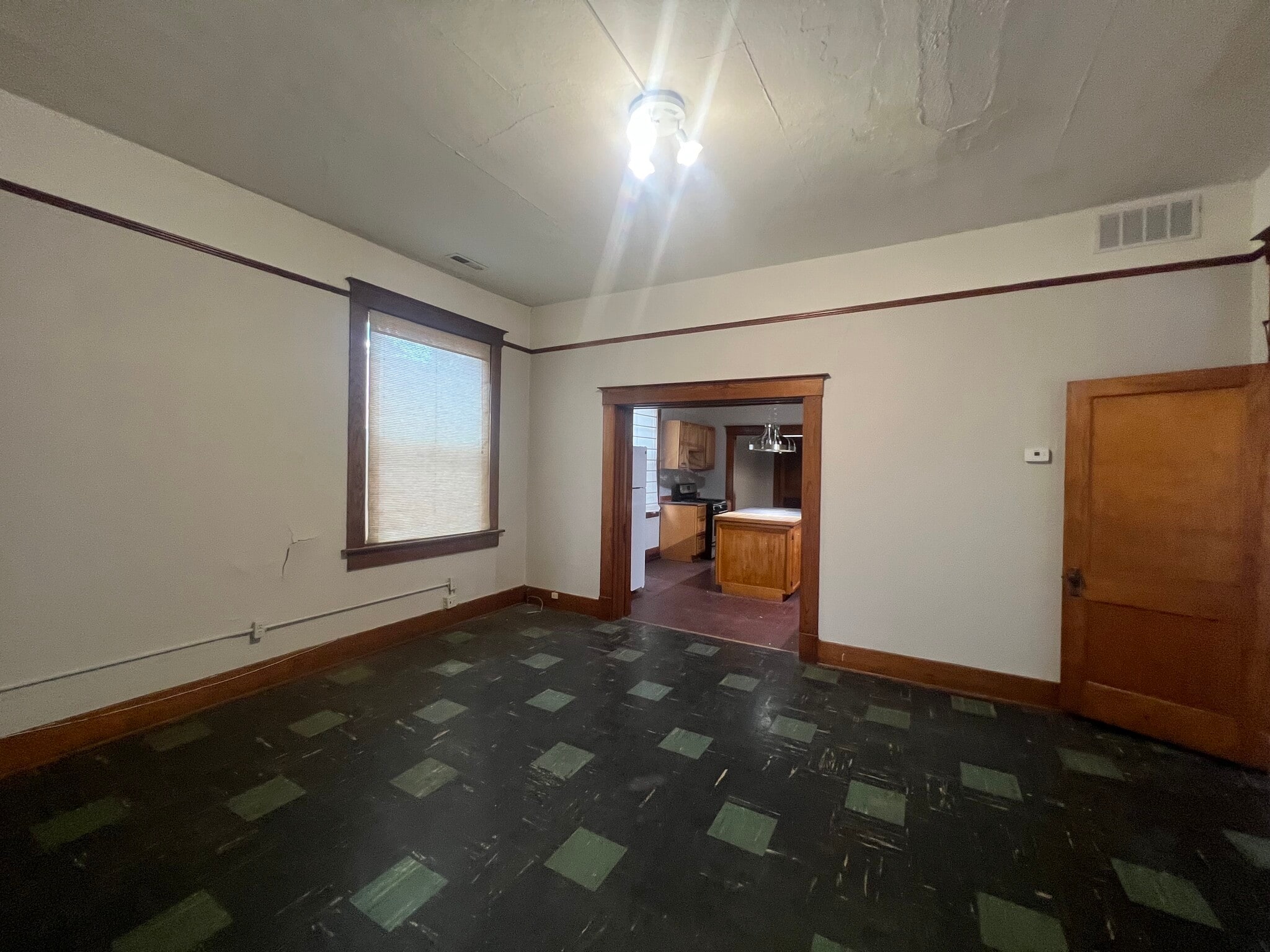 Building Photo - 923 W Douglas Ave