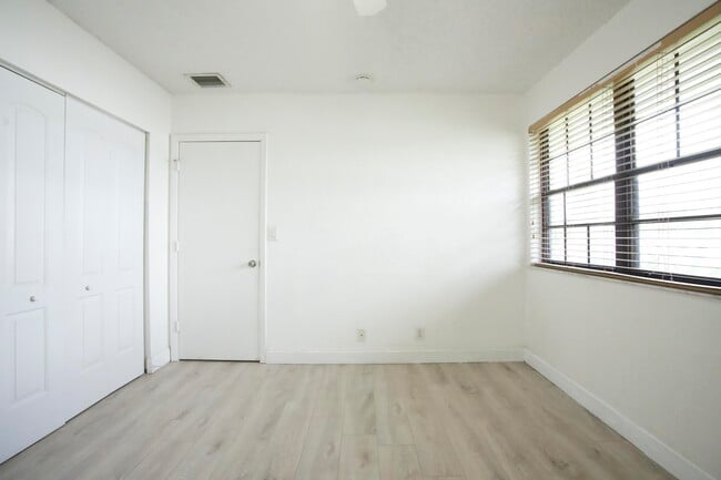 Building Photo - 2646 Riverside Dr