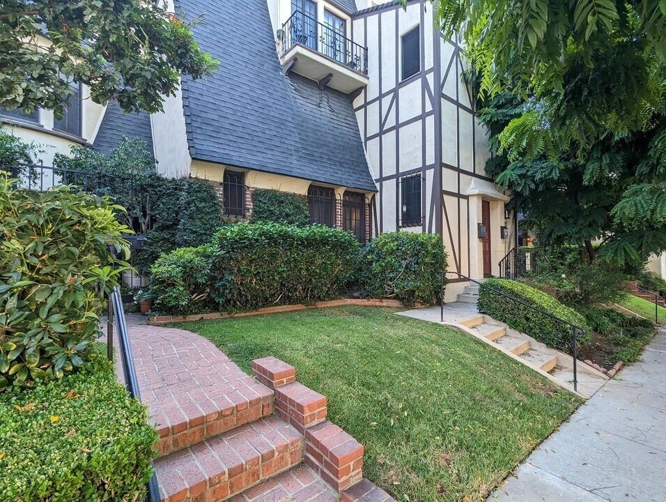 Building Photo - 1154 N Curson Ave