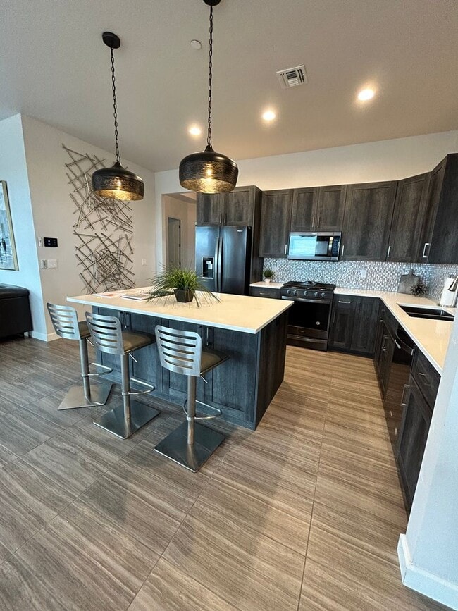 Building Photo - Beautiful Furnished Pool Home!