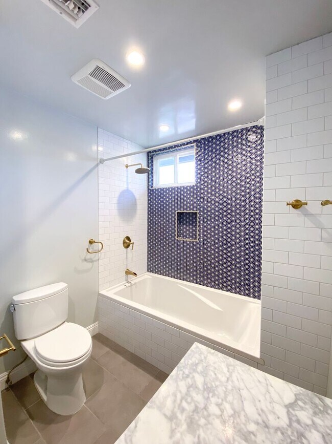 Building Photo - Spacious 3 Bed · 2 Bath Hillside Home — Mo...