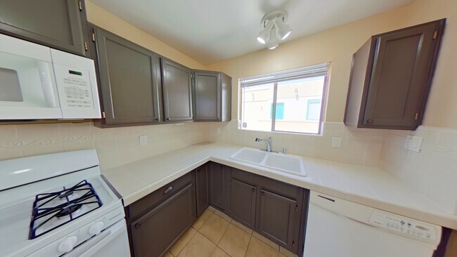 Building Photo - 1337 Lil Ave NE