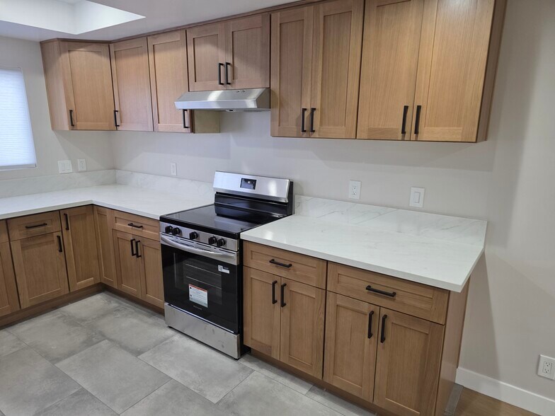 Building Photo - 14747 Woodruff Ave